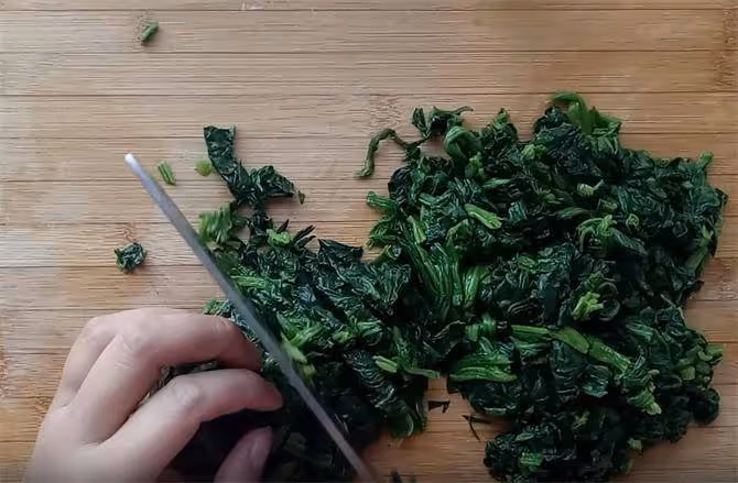 玉米面和菠菜這樣做,減肥又好吃,玉米面味道更濃,嚼起來也很香