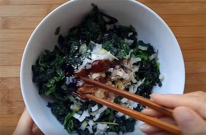 玉米面和菠菜這樣做,減肥又好吃,玉米面味道更濃,嚼起來也很香