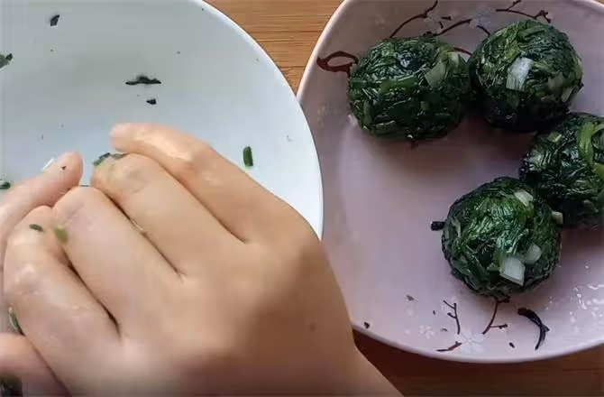 玉米面和菠菜這樣做,減肥又好吃,玉米面味道更濃,嚼起來也很香