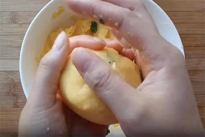 玉米面和菠菜這樣做,減肥又好吃,玉米面味道更濃,嚼起來也很香