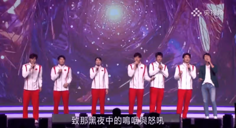馬龍一直看著這個牌子揮手,感覺眼眶紅了,標語太暖心了