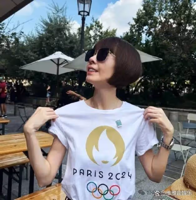 54歲魯豫巴黎看奧運,打扮時髦看起來像24歲,難怪能迷住