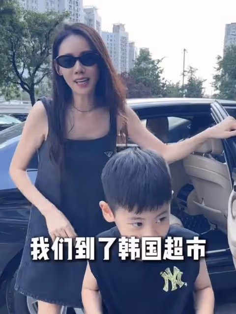 秋瓷炫帶兒子逛超市,6歲大海乖巧帥氣,網友:這顏值是隨了爸?