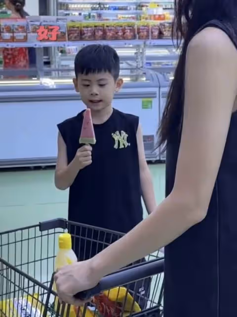秋瓷炫帶兒子逛超市,6歲大海乖巧帥氣,網友:這顏值是隨了爸?
