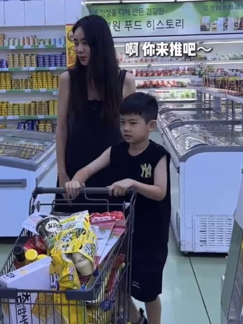 秋瓷炫帶兒子逛超市,6歲大海乖巧帥氣,網友:這顏值是隨了爸?