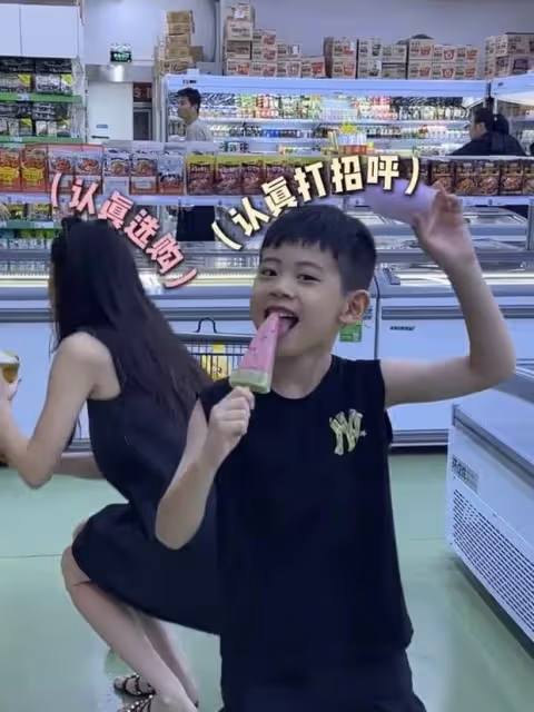 秋瓷炫帶兒子逛超市,6歲大海乖巧帥氣,網友:這顏值是隨了爸?