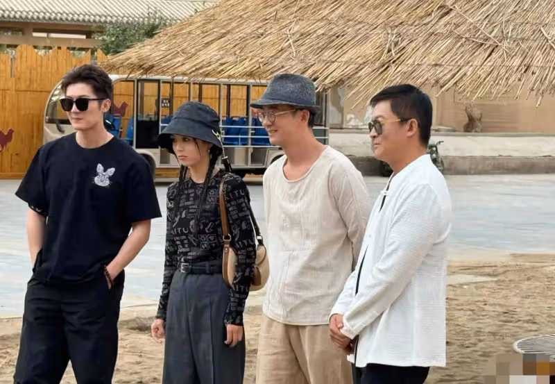 鳴沙山偶遇《唐詭》主演,網友曬合照引熱議:主演們私下竟如此多嬌!