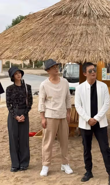 鳴沙山偶遇《唐詭》主演,網友曬合照引熱議:主演們私下竟如此多嬌!