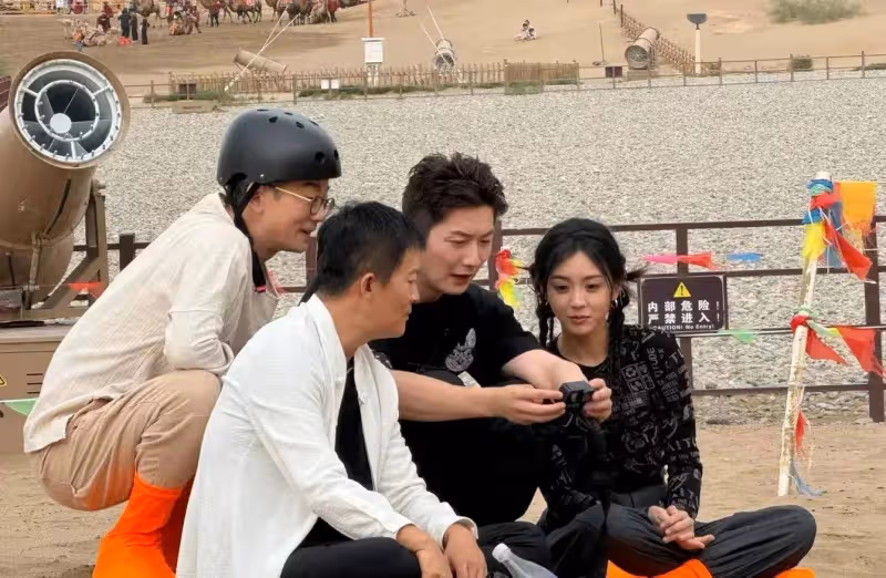 鳴沙山偶遇《唐詭》主演,網友曬合照引熱議:主演們私下竟如此多嬌!