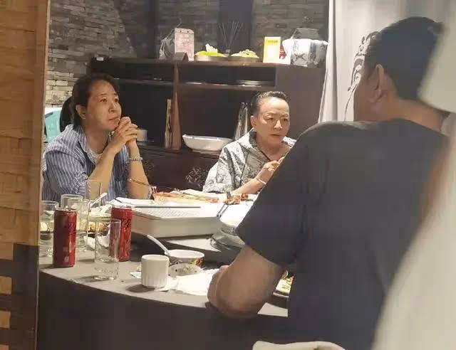 偶遇宋丹丹陳小藝聚餐,宋丹丹穿搭時尚顯年輕,埋頭吃飯不多聊
