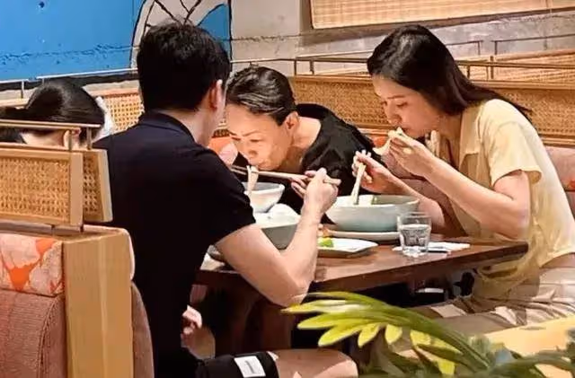 偶遇宋丹丹陳小藝聚餐,宋丹丹穿搭時尚顯年輕,埋頭吃飯不多聊
