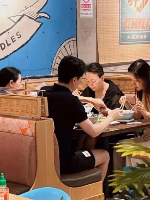 偶遇宋丹丹陳小藝聚餐,宋丹丹穿搭時尚顯年輕,埋頭吃飯不多聊