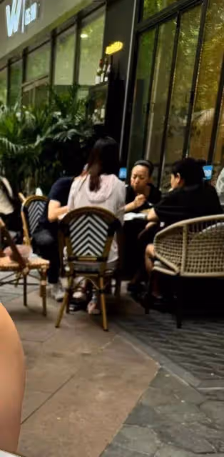 偶遇宋丹丹陳小藝聚餐,宋丹丹穿搭時尚顯年輕,埋頭吃飯不多聊