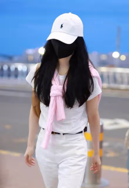 劉詩詩純白look亮相紐約時裝周,單手插兜走姿帥氣,網友:這氣場絕了!