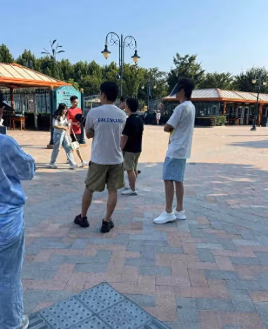 林更新現身迪士尼被偶遇,白T短褲高大帥氣,網友:這是男大十八變?