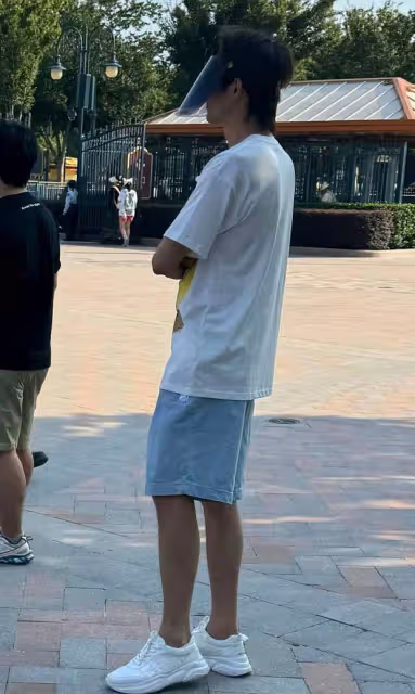 林更新現身迪士尼被偶遇,白T短褲高大帥氣,網友:這是男大十八變?