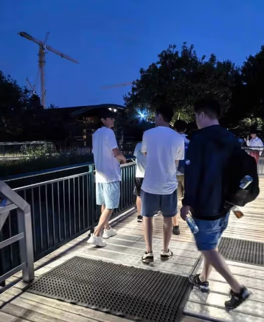 林更新現身迪士尼被偶遇,白T短褲高大帥氣,網友:這是男大十八變?