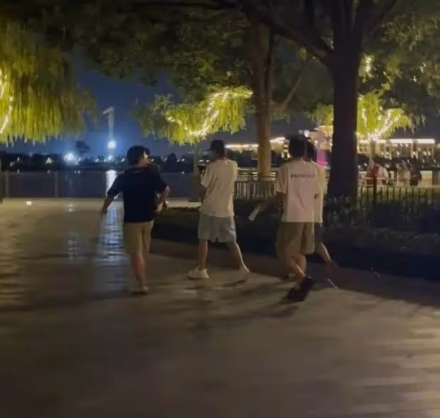 林更新現身迪士尼被偶遇,白T短褲高大帥氣,網友:這是男大十八變?