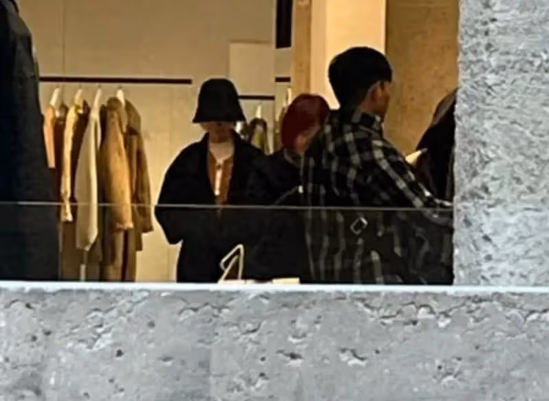 趙麗穎有新歡了?巴黎奢牌店購物衣品遭指不佳,神秘男子慷慨買單引關注