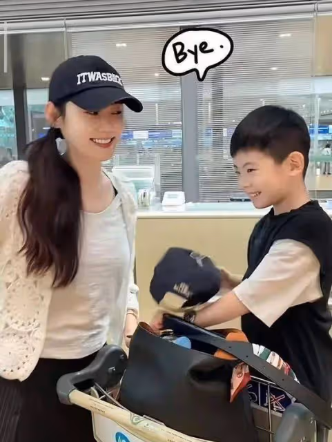 45歲秋瓷炫的逆齡秘訣曝光!杜拜遊玩照驚艷全網,網友:她真的不會老嗎?