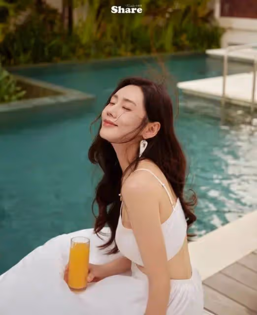 45歲秋瓷炫的逆齡秘訣曝光!杜拜遊玩照驚艷全網,網友:她真的不會老嗎?