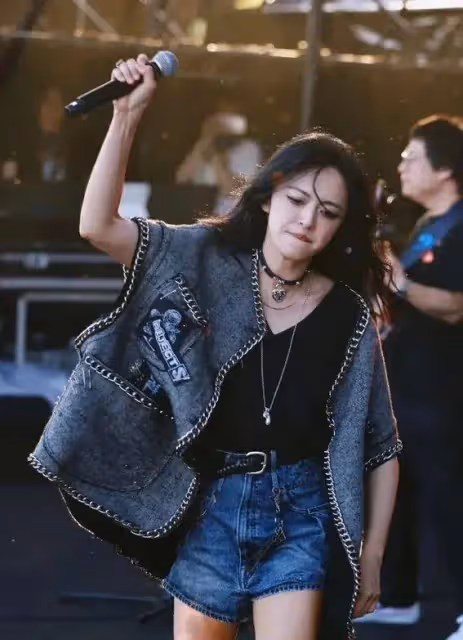 44歲姚晨狂野蛻變!當紅女神竟為音樂節放飛自我?網友:認不出了!