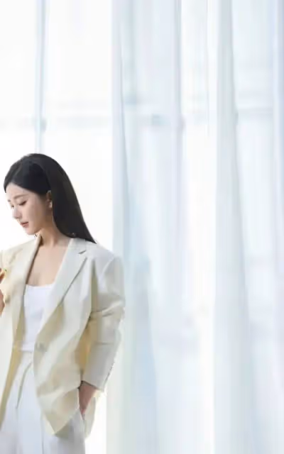 趙露思驚艷蛻變!白弔帶直發造型引爆網絡,網友:這哪是人間美女?