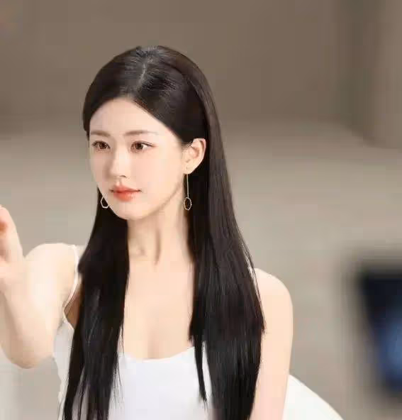 趙露思驚艷蛻變!白弔帶直發造型引爆網絡,網友:這哪是人間美女?