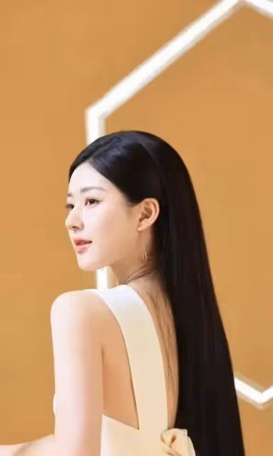 趙露思驚艷蛻變!白弔帶直發造型引爆網絡,網友:這哪是人間美女?