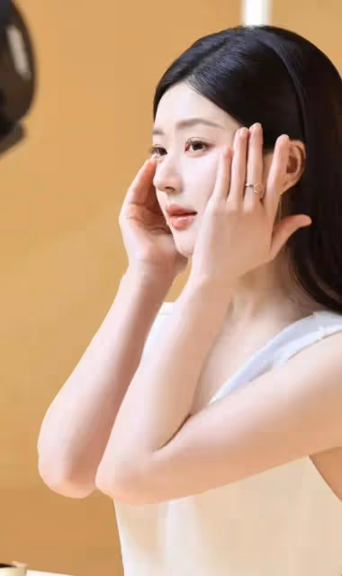 趙露思驚艷蛻變!白弔帶直發造型引爆網絡,網友:這哪是人間美女?
