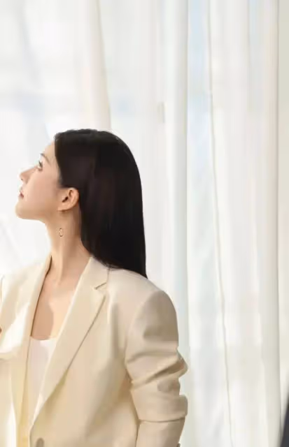 趙露思驚艷蛻變!白弔帶直發造型引爆網絡,網友:這哪是人間美女?