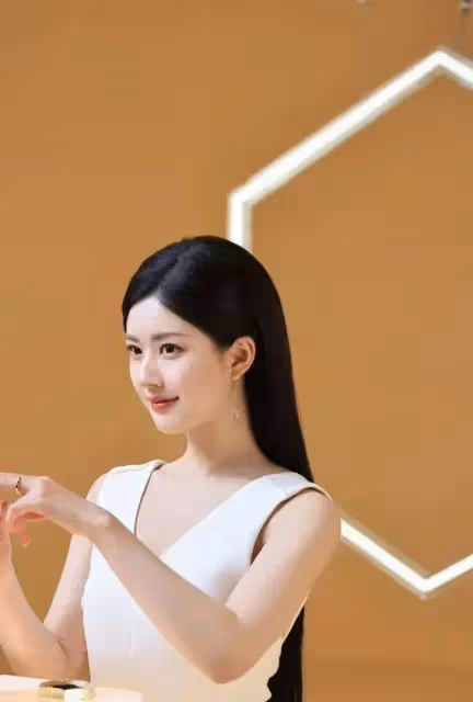 趙露思驚艷蛻變!白弔帶直發造型引爆網絡,網友:這哪是人間美女?