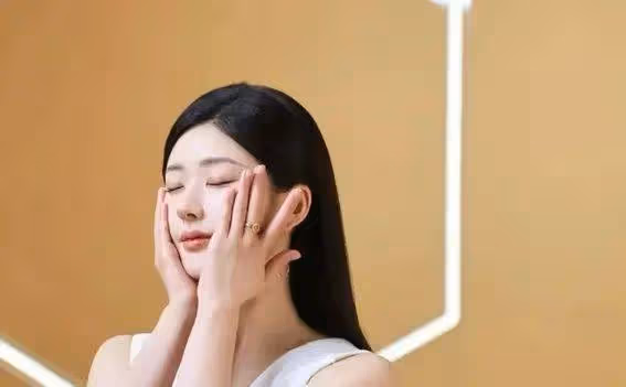 趙露思驚艷蛻變!白弔帶直發造型引爆網絡,網友:這哪是人間美女?