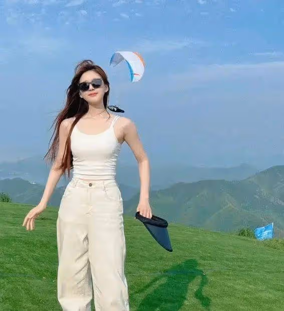 趙露思驚艷蛻變!白弔帶直發造型引爆網絡,網友:這哪是人間美女?