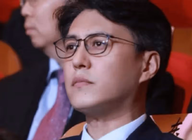 靳東晉升正廳幹部真相曝光,我終於明白:人只有這樣才能真正的體面