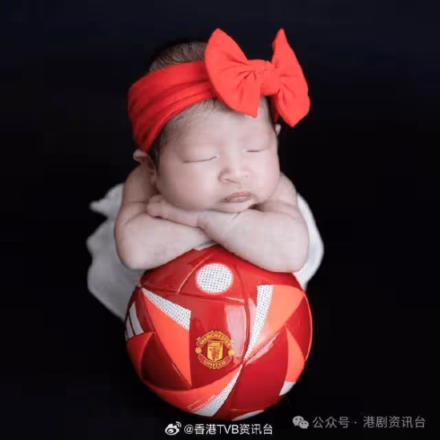 連詩雅甫女兒曼聯粉絲造型照！倒數陳家樂回家團聚日子