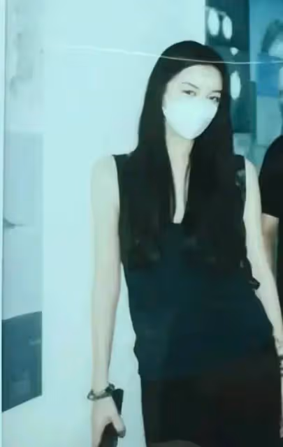 李嫣唇齶裂手術後曬照狀態真好，網友：第一次覺得這麼像王菲