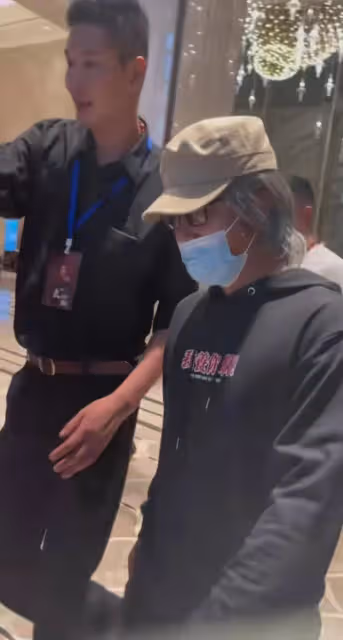 周星馳模仿者現身參加活動,一頭銀髮和本人太像,保安開道排場大