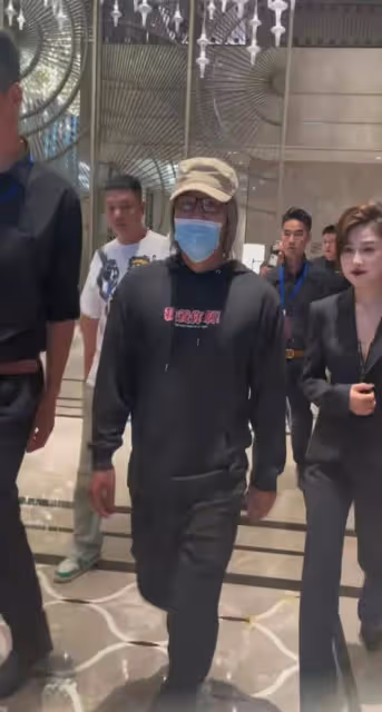 周星馳模仿者現身參加活動,一頭銀髮和本人太像,保安開道排場大