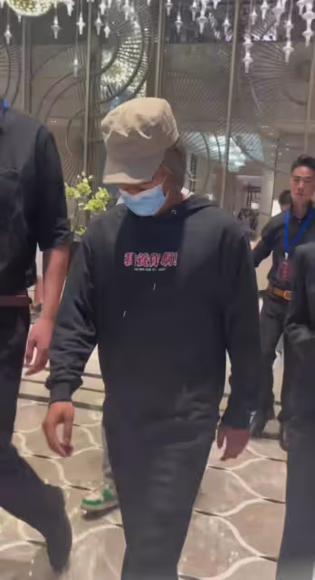 周星馳模仿者現身參加活動,一頭銀髮和本人太像,保安開道排場大