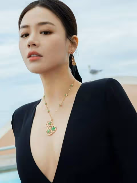 馬思純靚麗寫真露出事業線!膚白貌美大長腿太性感火辣