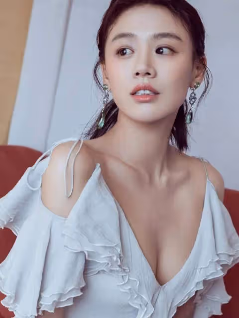 馬思純靚麗寫真露出事業線!膚白貌美大長腿太性感火辣