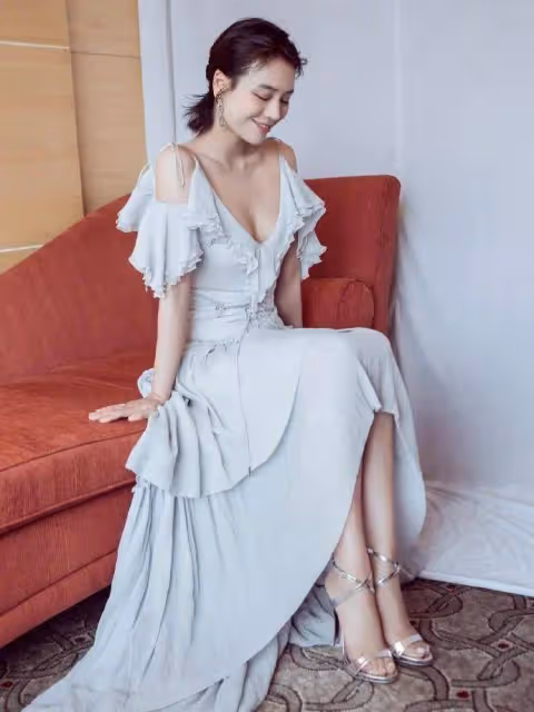 馬思純靚麗寫真露出事業線!膚白貌美大長腿太性感火辣