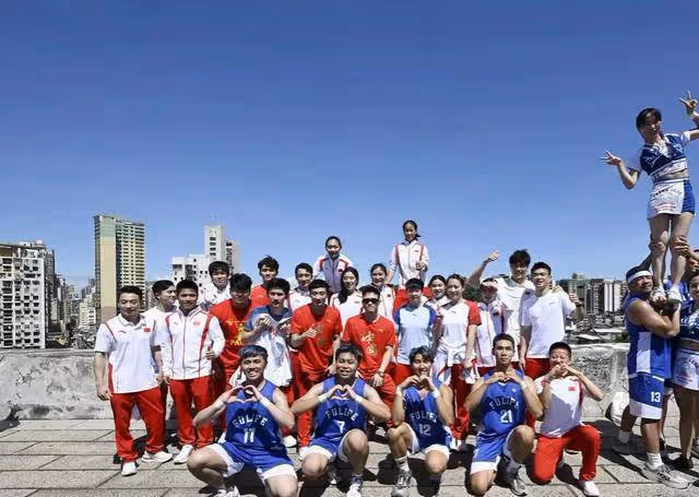 樊振東被賭王四太拉住合影,網友:真是「丈母娘屆的天花板