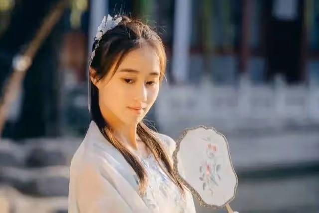 樊振東被賭王四太拉住合影,網友:真是「丈母娘屆的天花板