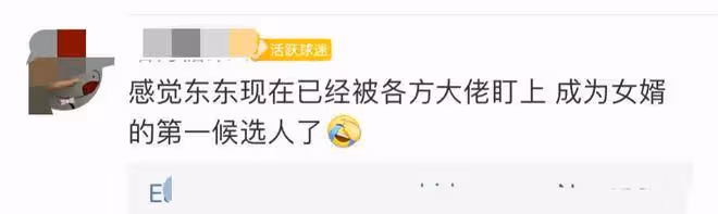 樊振東被賭王四太拉住合影,網友:真是「丈母娘屆的天花板