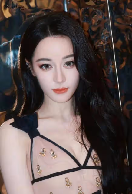 迪麗熱巴周也穿同款深V裙美爆了!既風情萬種又性感撩人