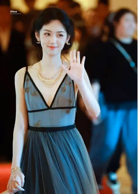 迪麗熱巴周也穿同款深V裙美爆了!既風情萬種又性感撩人