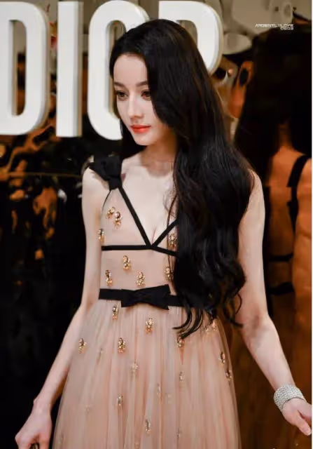迪麗熱巴周也穿同款深V裙美爆了!既風情萬種又性感撩人