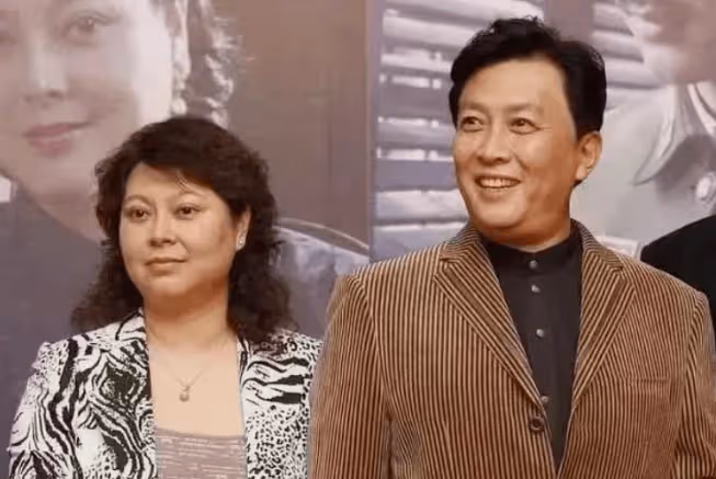 她是唐國強的老婆,長相樸素農村模樣,60歲早已身價上億